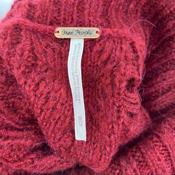 Free People Love Worn Distressed Cable Sweater Size M - Picture 3 of 5